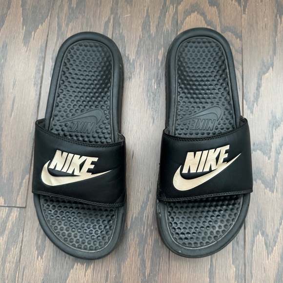 Nike Women’s Benassi JDI Slide in Black & Rose Gold - SZ 7 - Picture 1 of 3
